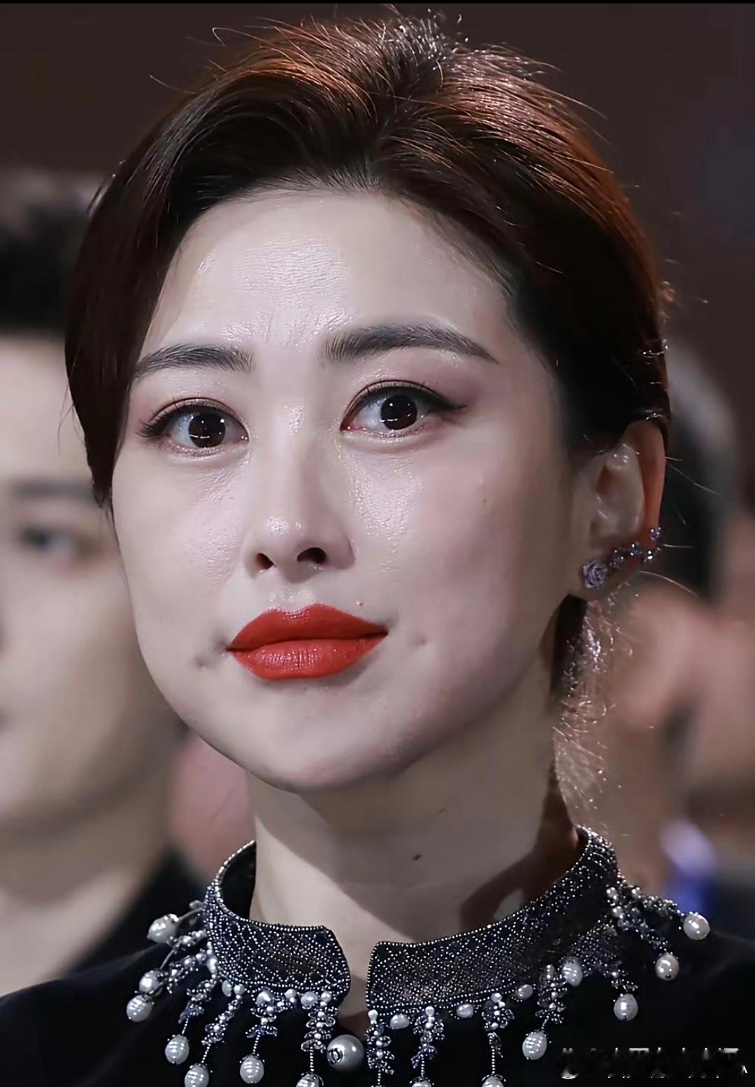 朱珠的生图原来是这样呀！她脸上那两个梨涡可真深啊。 ​​​