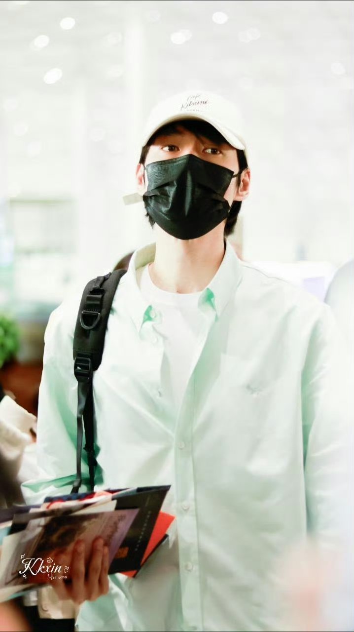 魏大勋出发深圳参加活动路透，今天是清爽男大