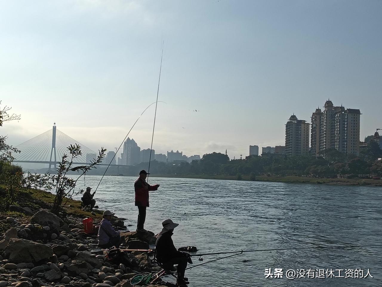 现在满脑子想挣钱，就是找不到挣钱的方法。

有人说：其实挣钱最简单的路子就是，如