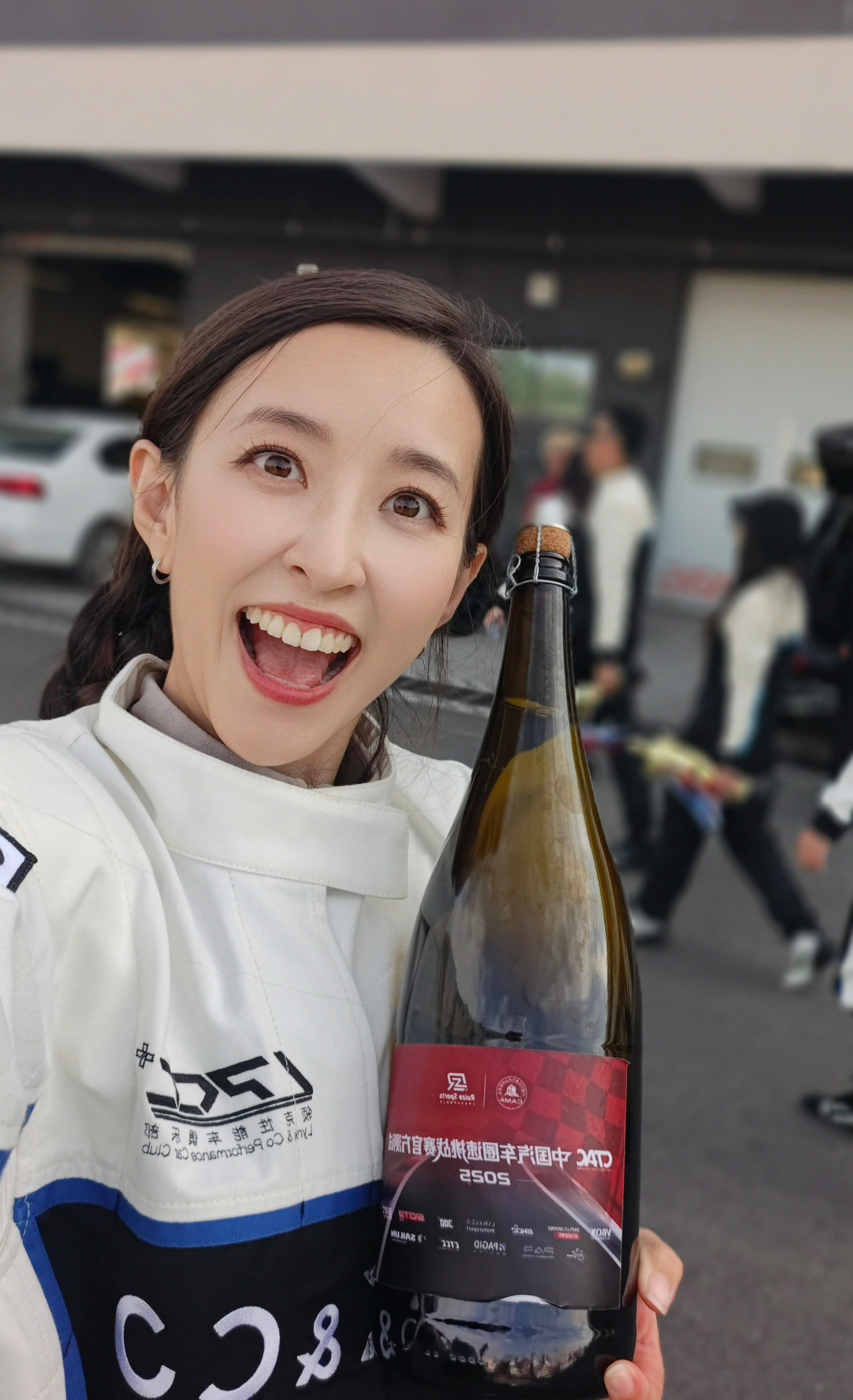 奖杯没拿到，但不知道谁塞给我一瓶香槟[污][污]倒数第一也有奖励吗[允悲][允悲