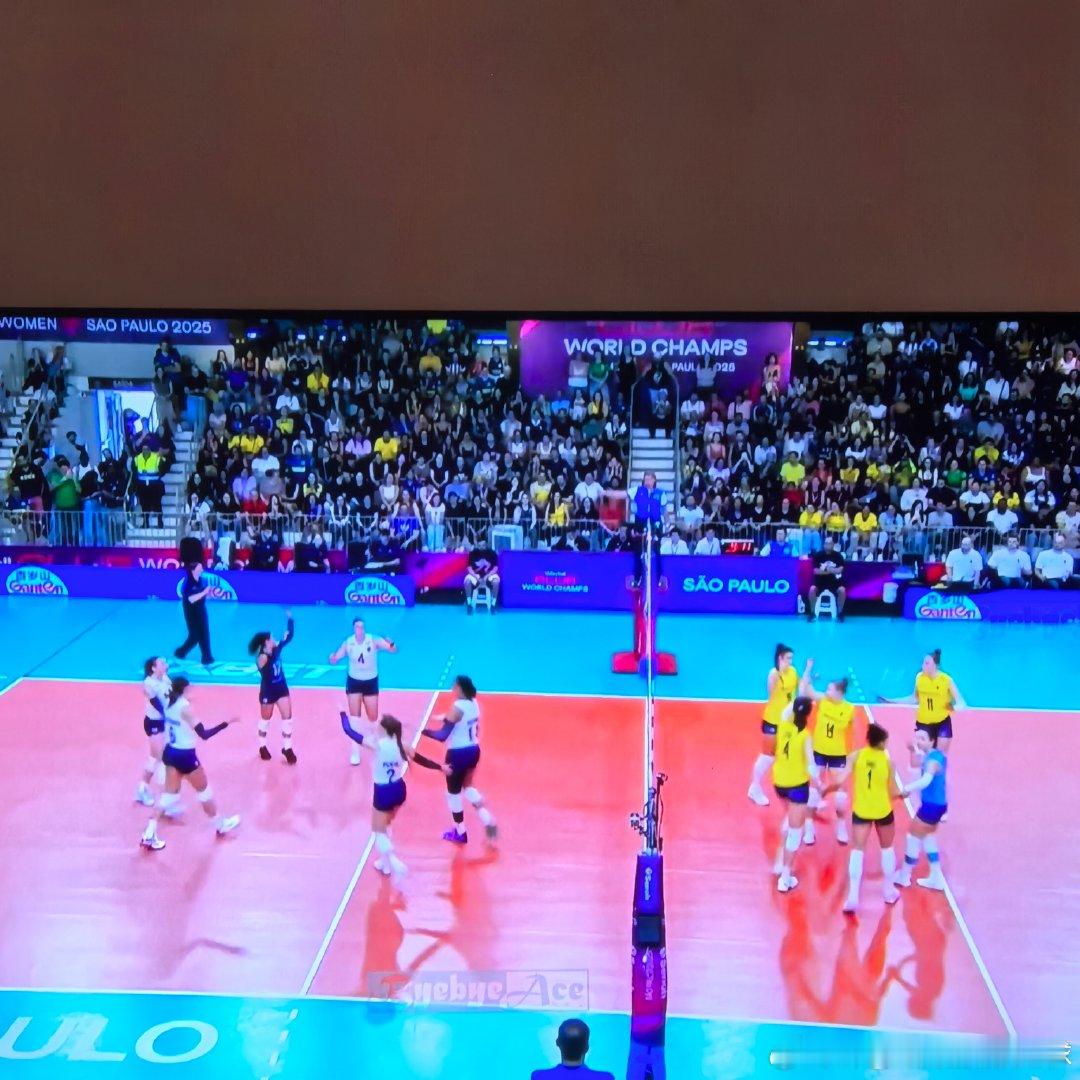 感觉好久没见这种传统地板了，在巴西办世俱杯算复古风吧～话说奥兰多衣服上印个“人”