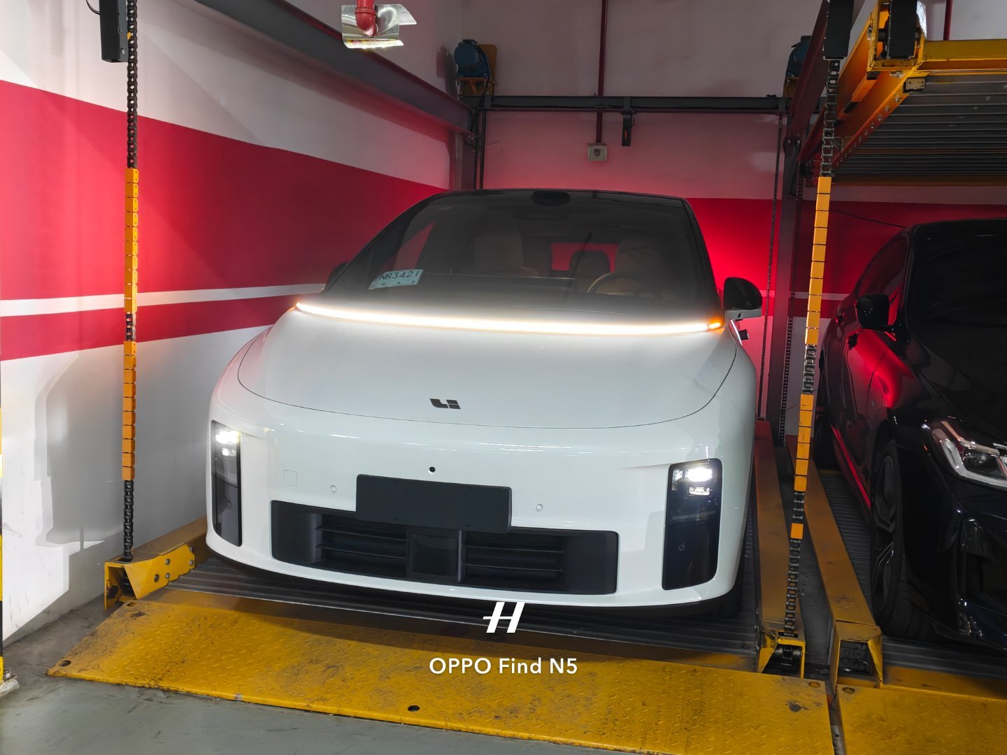 i6上机械车库，1935mm的车宽立功了。话说，来儿童医院这么多次，终于可以上机