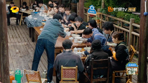 向往的生活秒变记台词大赛！彭昱畅张子枫被古文台词难住，逮着空隙就背，画面又好笑又