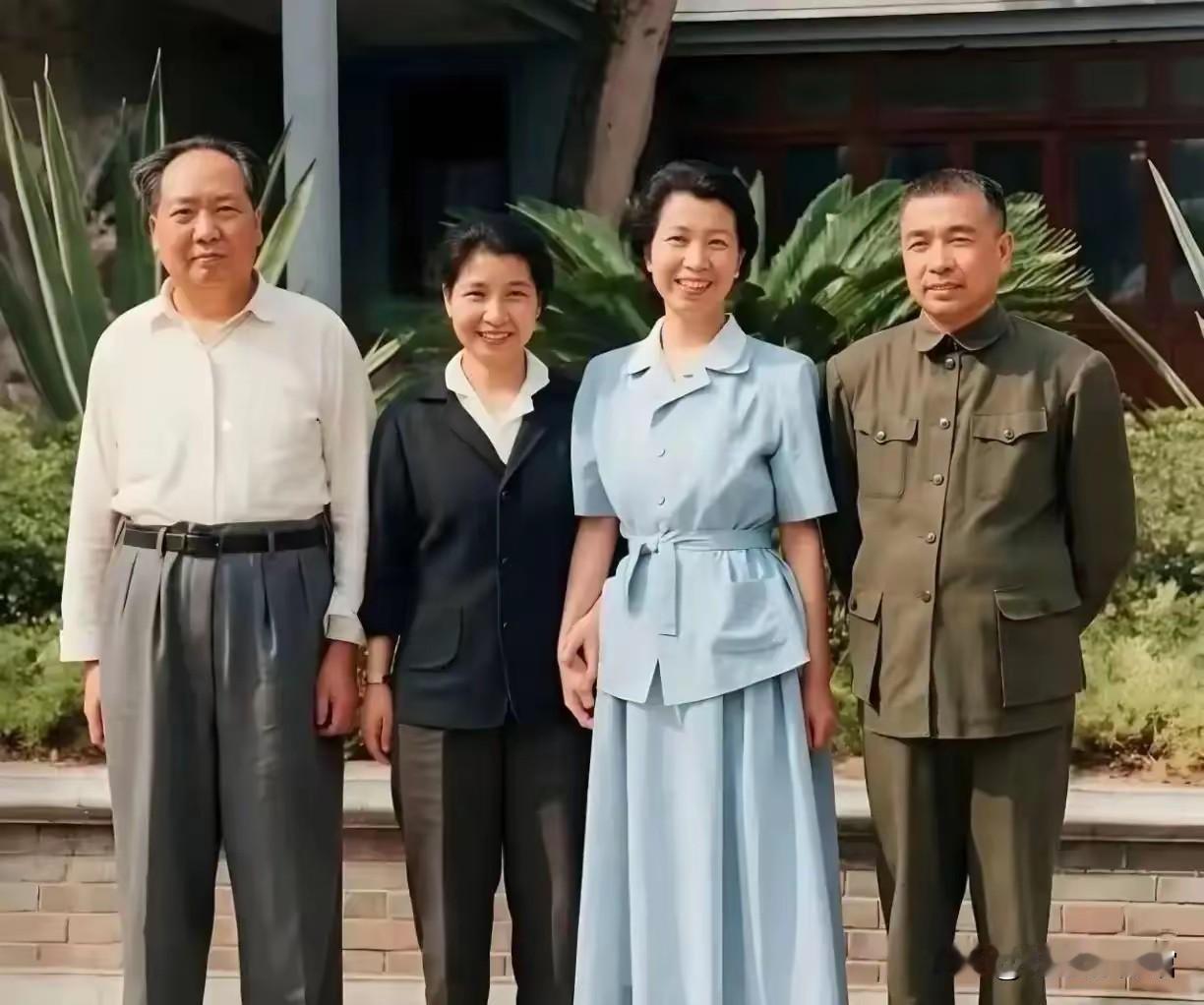 1964年毛泽东南下广州调研，陶铸作为当地负责人全程陪同，闲暇时两家一同合影。照