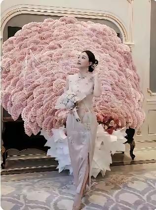 其实，人能富到这个地步，钱在她眼里应该啥也不是了吧，若是我有钱了，这一大束人民币