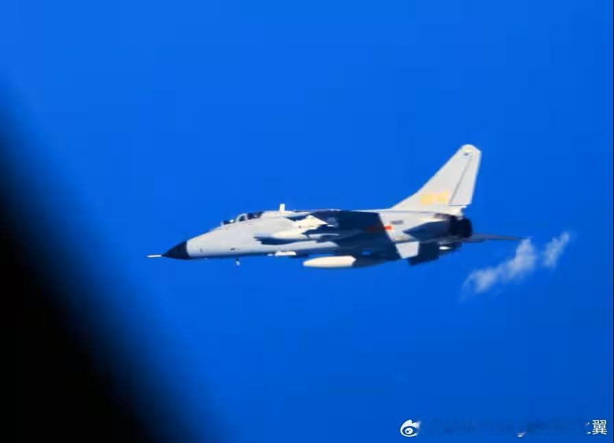 日本空自YS-11EB电子侦察机在东海上空拍到的飞豹 ​​​