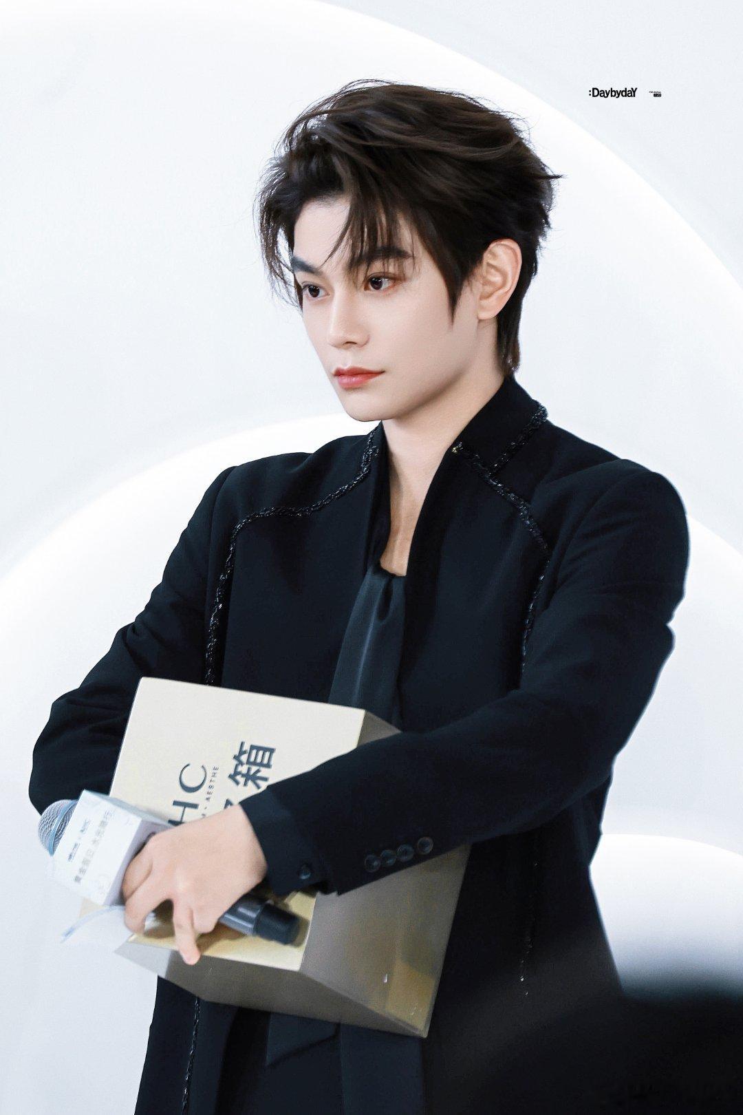 dyx 当你眼尾染上笑意时，全宇宙的星辰都坠入那片琥珀色海，酿成醉生梦死的温柔乡