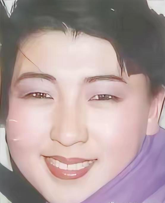 该说不说，闫学晶这双眼皮做的挺成功
没割之前，虽然也还行，可气质太小家子气了，看