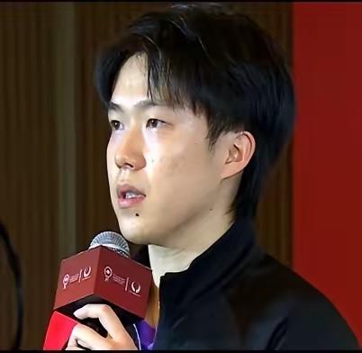 国乒出征百年伦敦世乒赛，作为男队领军人物的王楚钦，在接受采访时表示：这次男队参加