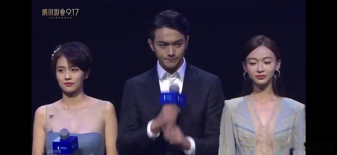 白鹿早期和吴谨言同框，好像素人。。 