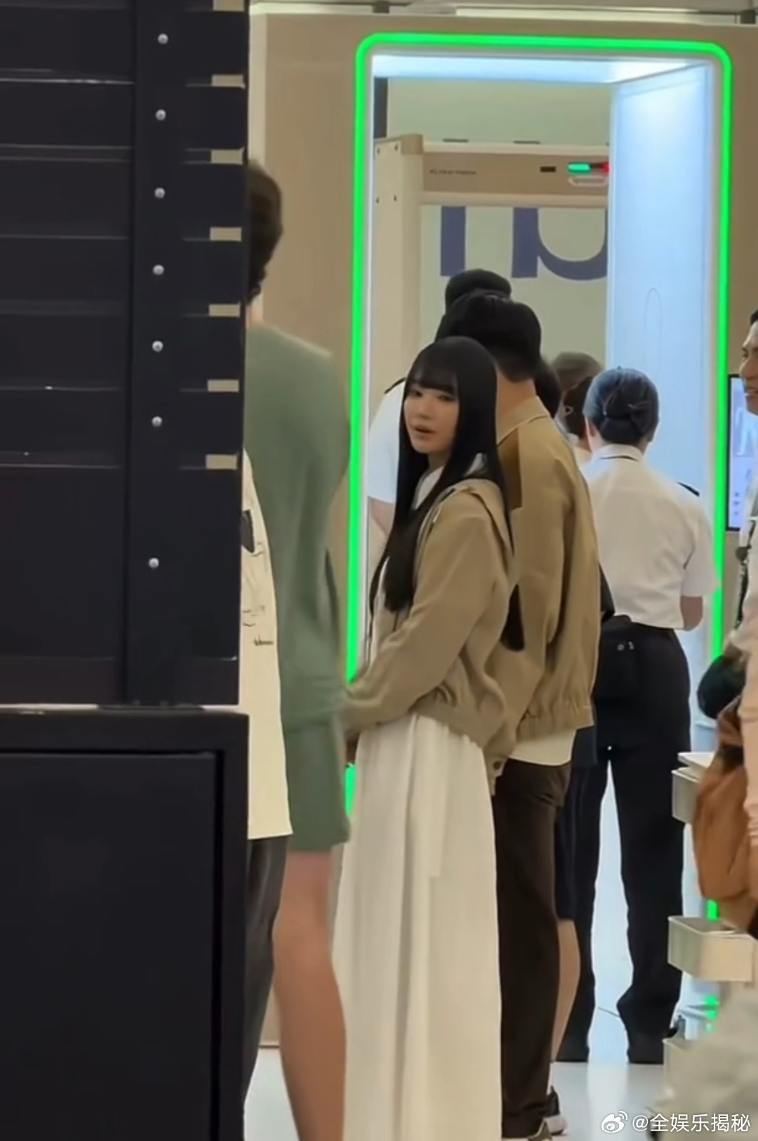 香港机场偶遇林俊杰七七林俊杰七七机场穿情侣装 林俊杰去蔡依林演唱会，七七也去了？