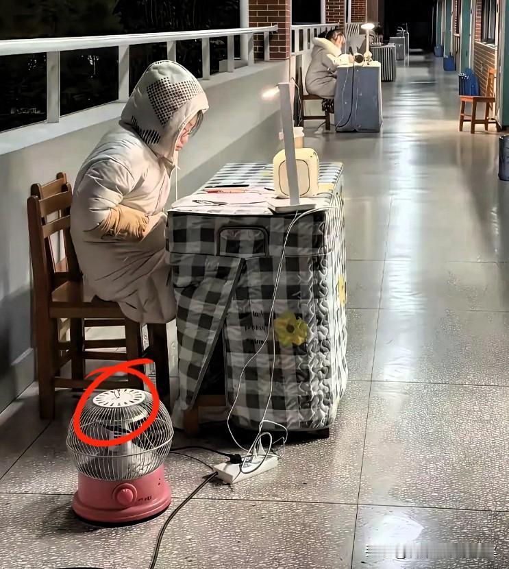 学生教室吹空调暖烘烘，老师却在走廊挨冻，
这合理吗？
美其名曰方便提问，可一门课