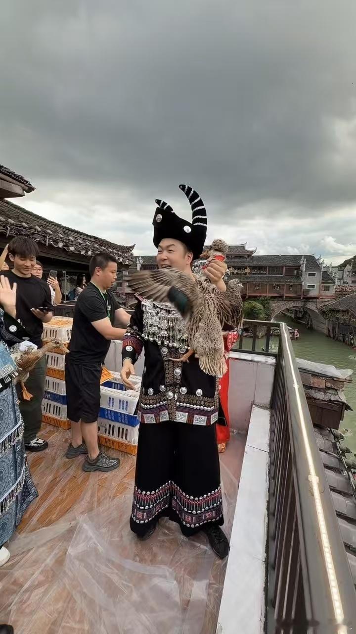杜海涛也来凤凰古城抢鸭子大赛了作为湘西女婿，杜海涛完美融入凤凰古城端午盛会，换上