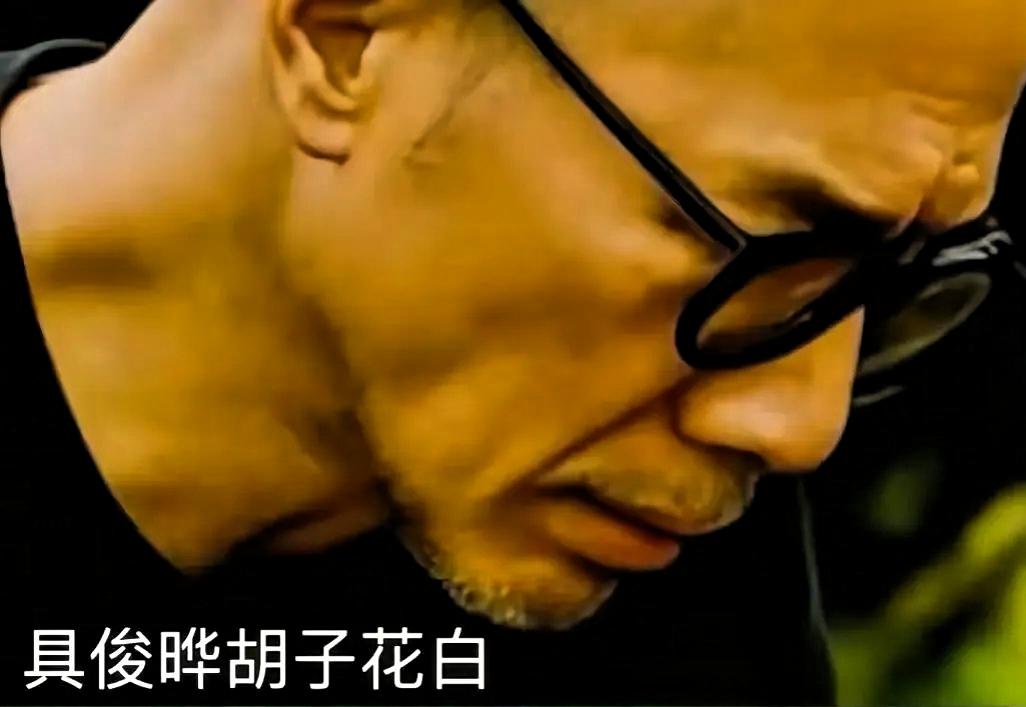 韩国姑爷七夕去墓地过节 带着老婆最爱的东西 可能是真的伤心了
七夕那天韩国人具俊