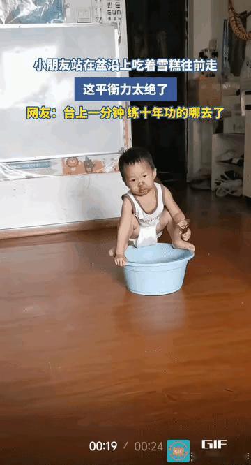 这尿不湿在路都走不稳的年纪，却干了很多人都干不了的事，不知道他练了多久才练出了这
