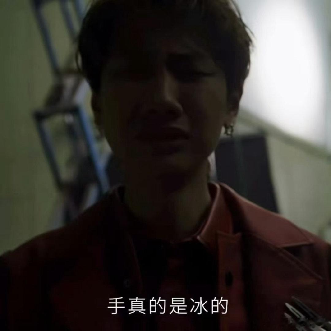 汪苏泷怎么有两副面孔啊台上站在巨型机甲舞台从容演唱，气场全开掌控全场，演唱细腻又