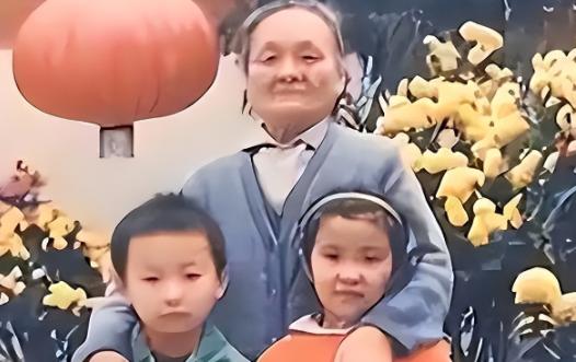 1966年，一对干部夫妻被带走，临走前把6个孩子托付给47岁的保姆高玉清，10年