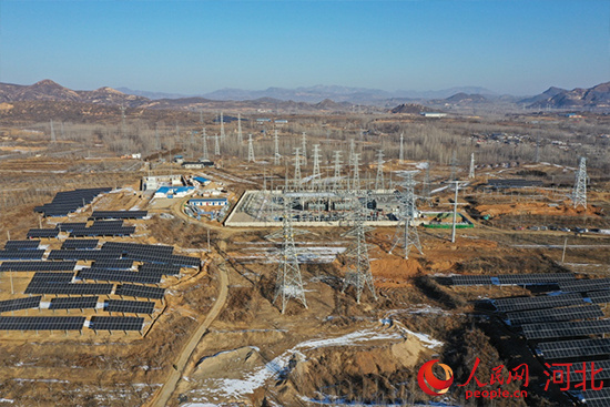 12月31日6时55分，在石家庄灵寿秋山220千伏变电站内，随着光伏并网线路成功