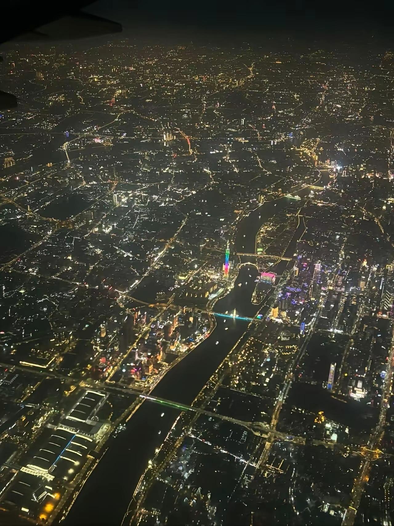 为什么说广州珠江两岸的夜景是全国数一数二的？

广州珠江两岸夜景能跻身全国数一数