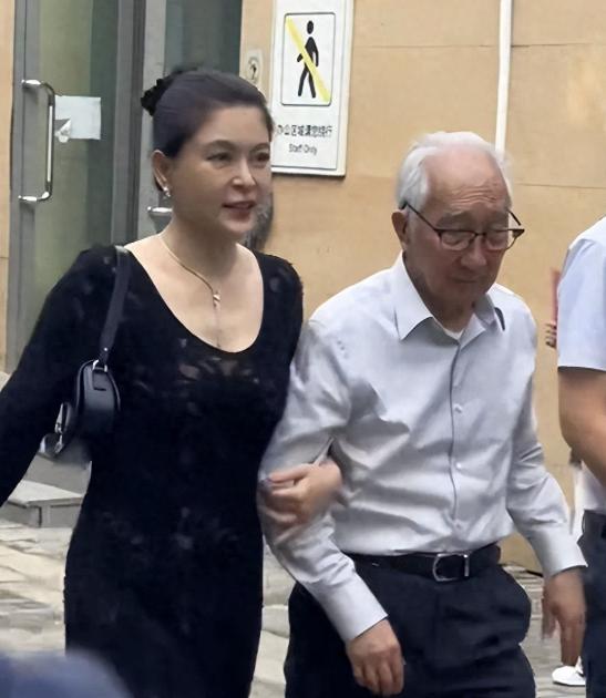 知名演员嫁大44岁老艺术家，现丈夫91岁垂垂老矣，她47岁貌美如花。 靳尚谊今年