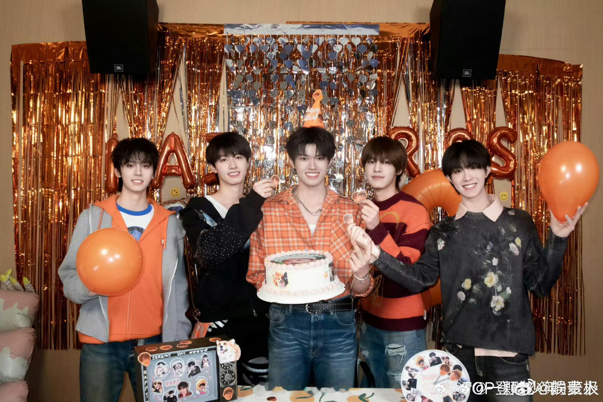 张极生日合照张极生日大合照 张极19岁生日合照，和好兄弟们一起走下去吧 