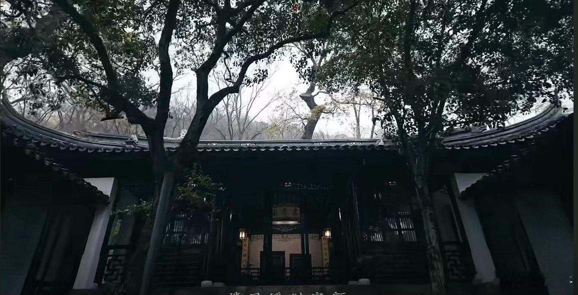 秋风起兮白云飞，草木黄落兮雁南归。兰有秀兮菊有芳，怀佳人兮不能忘。泛楼船兮济汾河