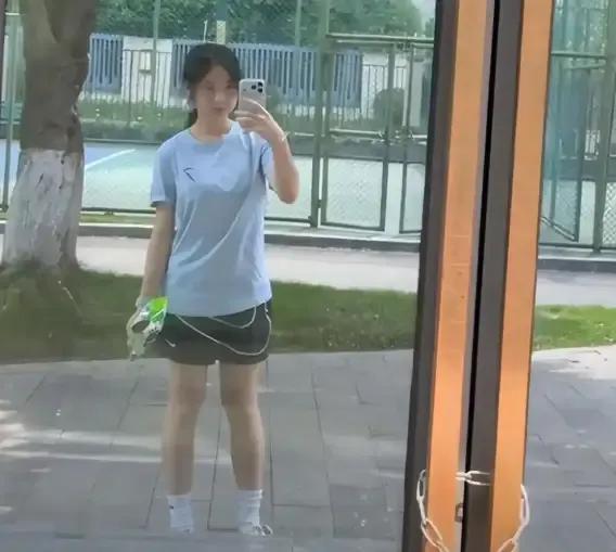 子凭父贵逆袭人生，张雪儿子女同学突然爆火，这是未来儿媳待遇吧
重庆机车匠人张雪儿