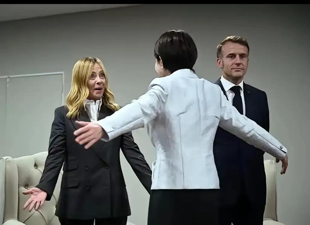 就在刚刚。
 
据现场镜头显示，高市早苗在G20场边主动上前与意大利总理梅洛尼互