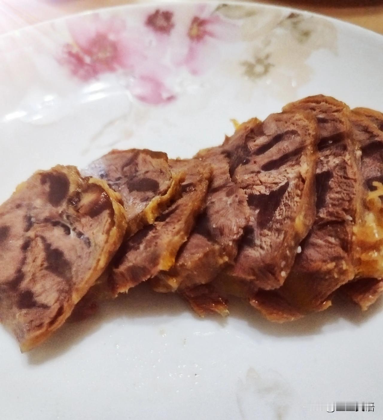 秘制酱牛肉，味道绝赞[呲牙][呲牙][赞]
我自己做的，没发现绿光，难道切牛肉的