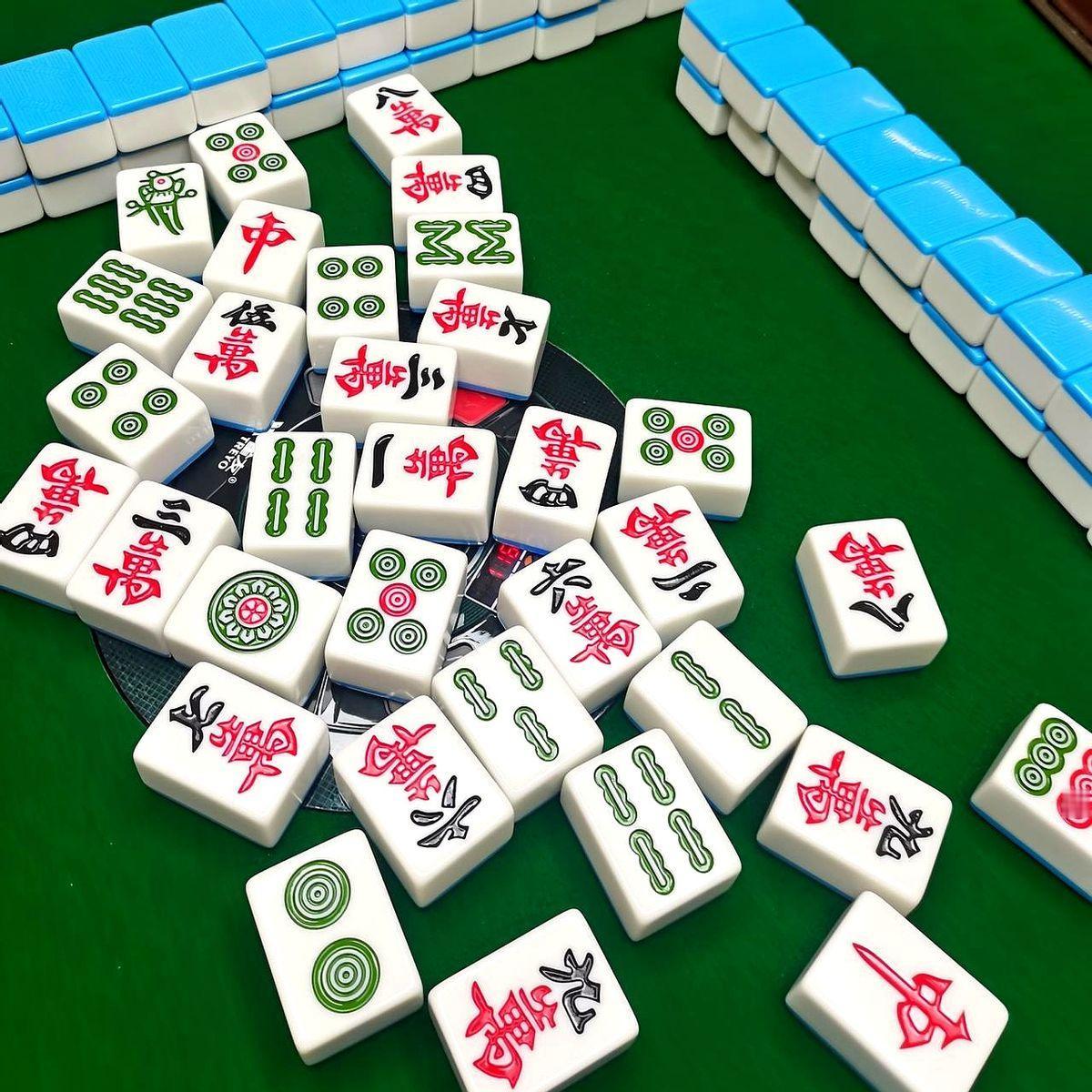 打麻将切记：“人一换，风头乱”，输家找理由换人直接推牌走人。
昨天打牌，那家姐输