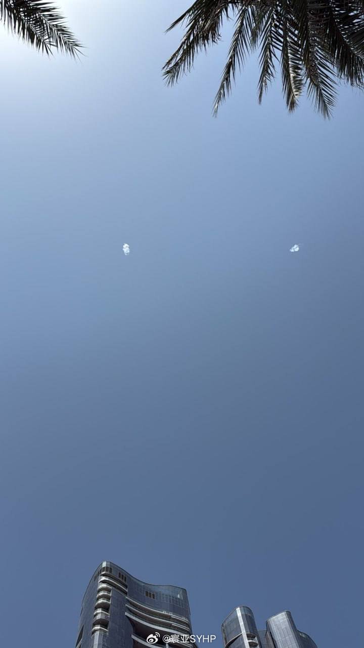 伊朗反击美军驻阿联酋阿布扎比防空部队正在试图击落伊朗导弹。 