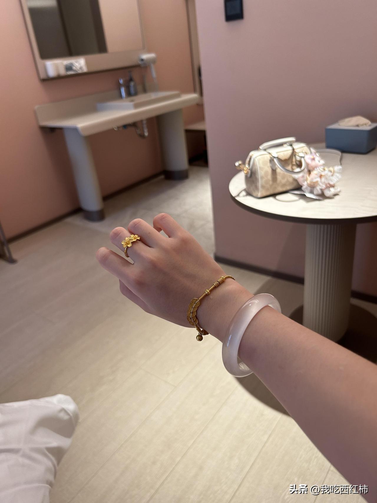 金手链不见了缓不过来了
买来还不到一年，十四克多前几天丢了到处找不到，太伤心了，