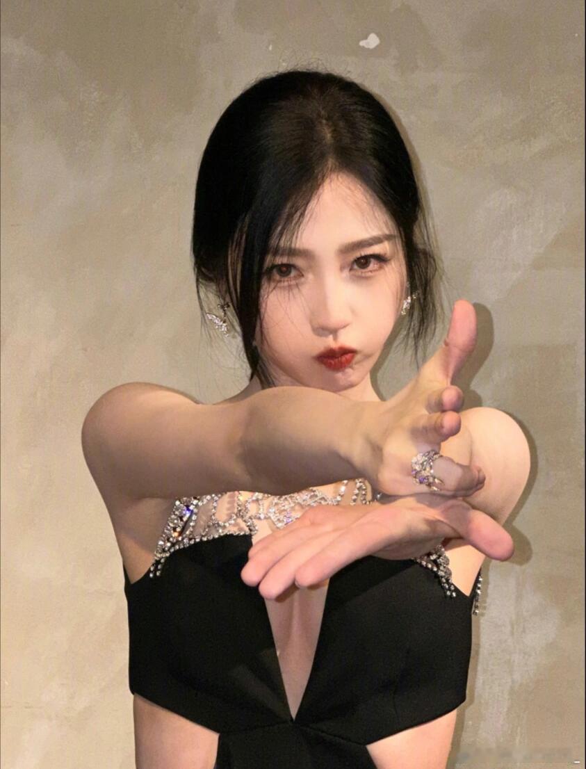 虞书欣[超话]   谁还记得这组图😍🖤🖤🖤绝美欣欣子虞书欣｜