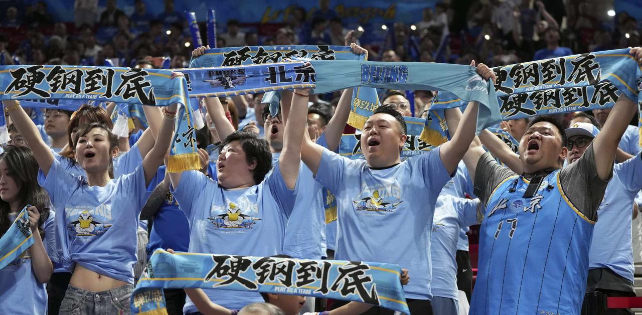 五棵松下起“三分雨” 北汽男篮主场先拔头筹
 
6日晚，CBA季后赛8进4比赛打