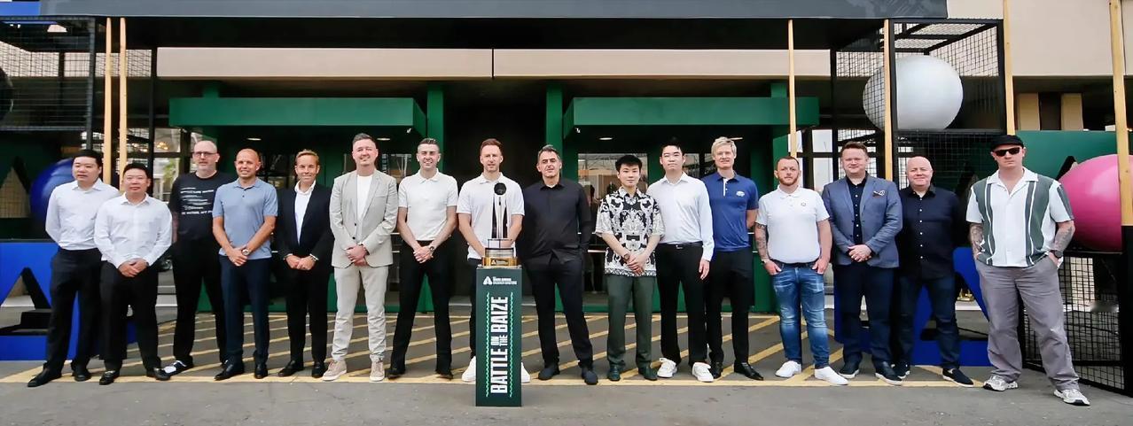 斯诺克沙特大师赛种子选手合影!卫冕冠军贾德·特鲁姆普占据C位，左右各有两个护法，