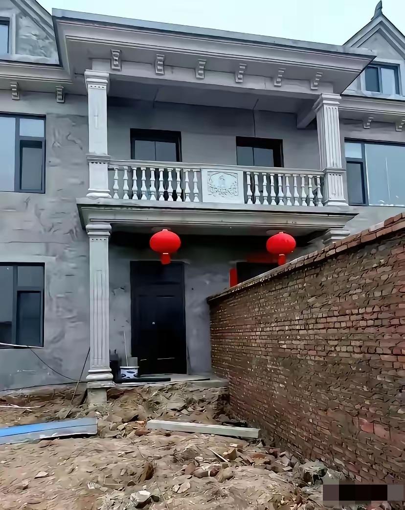 “本是同根生，相煎何太急”！老爸建好房子，俩兄弟却不愿同住一个院，逼得老人只能另