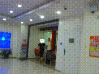 【#女子要取走390万现金柜员报警#】近日，长沙开福公安分局湘雅路派出所接到辖区