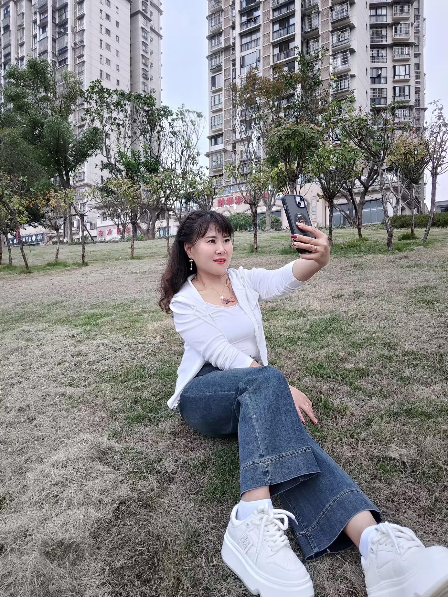 一个被狼保护的女人，永远都不会爱上狗，狼再怎么不训，一生只认一个伴侣...