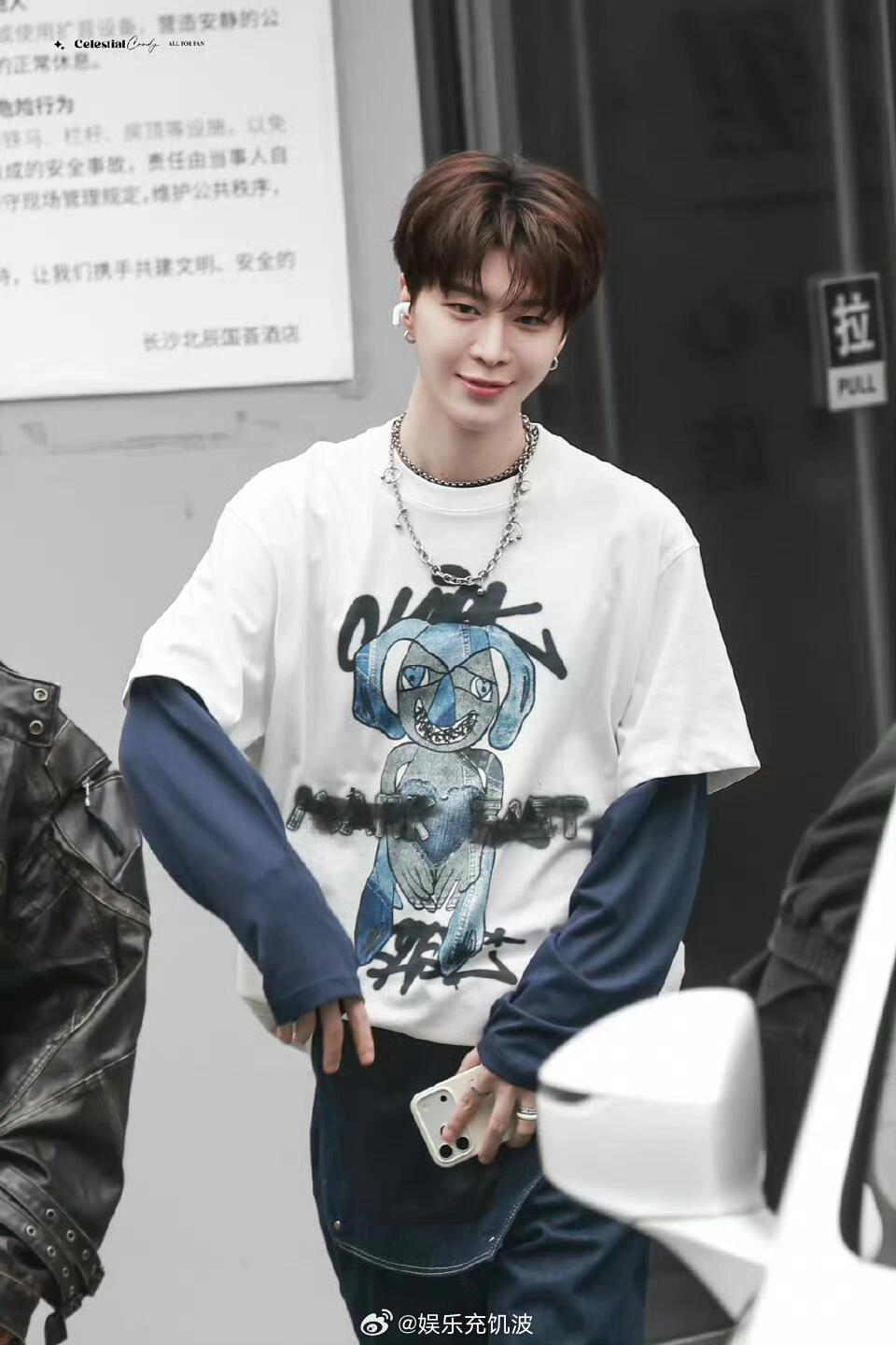 范丞丞hi6上班男大即视感你好星期六hi6上班路透颜值在线！干净简约穿搭少年感爆