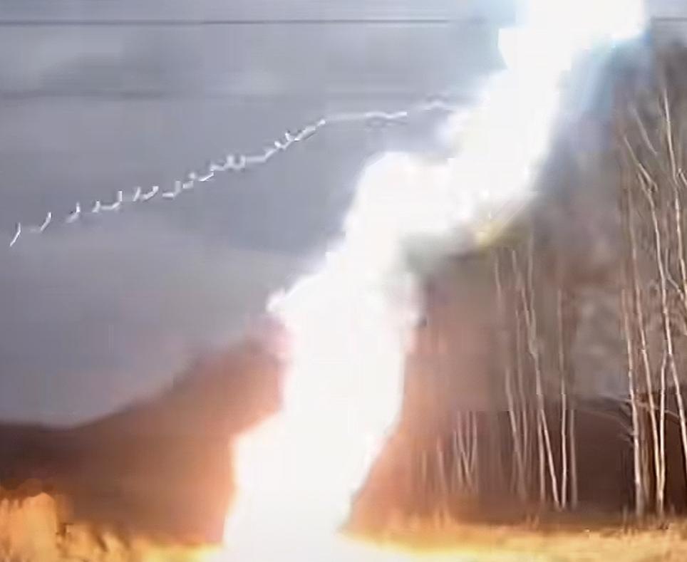 男子钓鱼时触碰到高压线身亡，家属向三方索赔133万，最后法院判供电公司承担60%