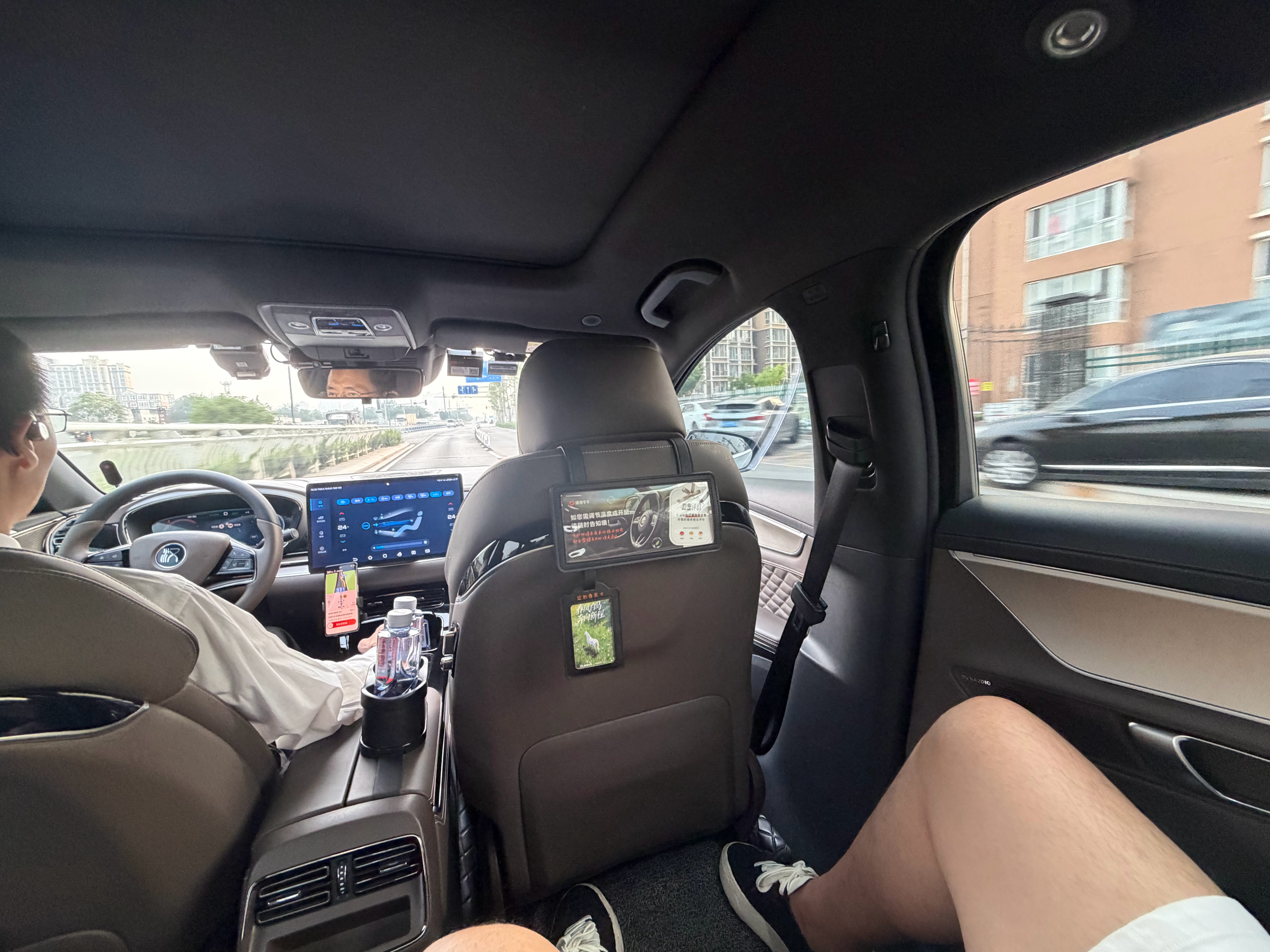 我还是爱坐早班机的，毕竟去机场路上不堵车，时间很好预估，就一个问题，起不来是真的
