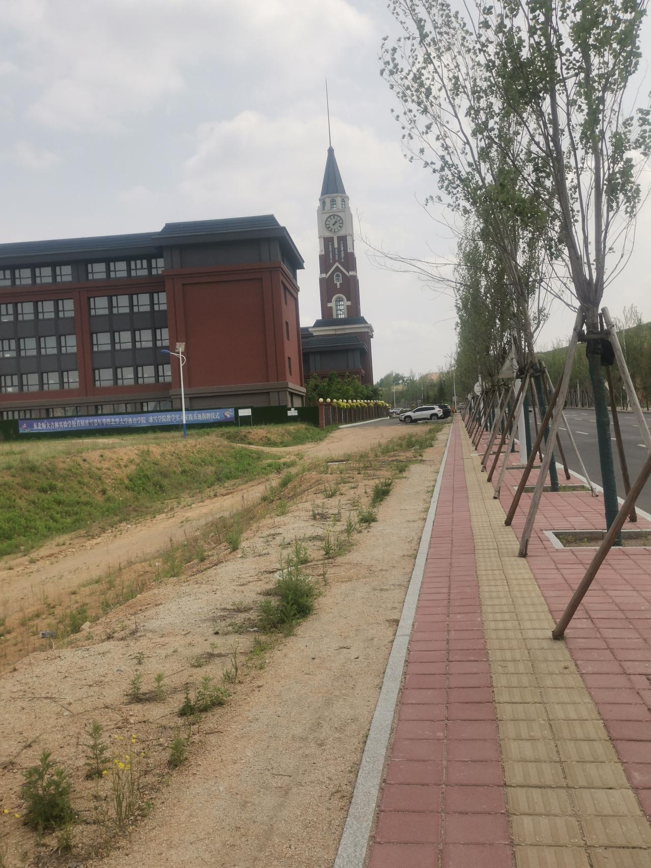 吉林市东北师大学实验小学对面的荒山上建个越野车公园如何？这地方荒着着实可惜！
