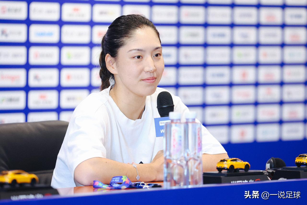 王欣瑜出席武网发布会：

关于武汉：“很激动回到武汉，有很多美好回忆，期待明天比