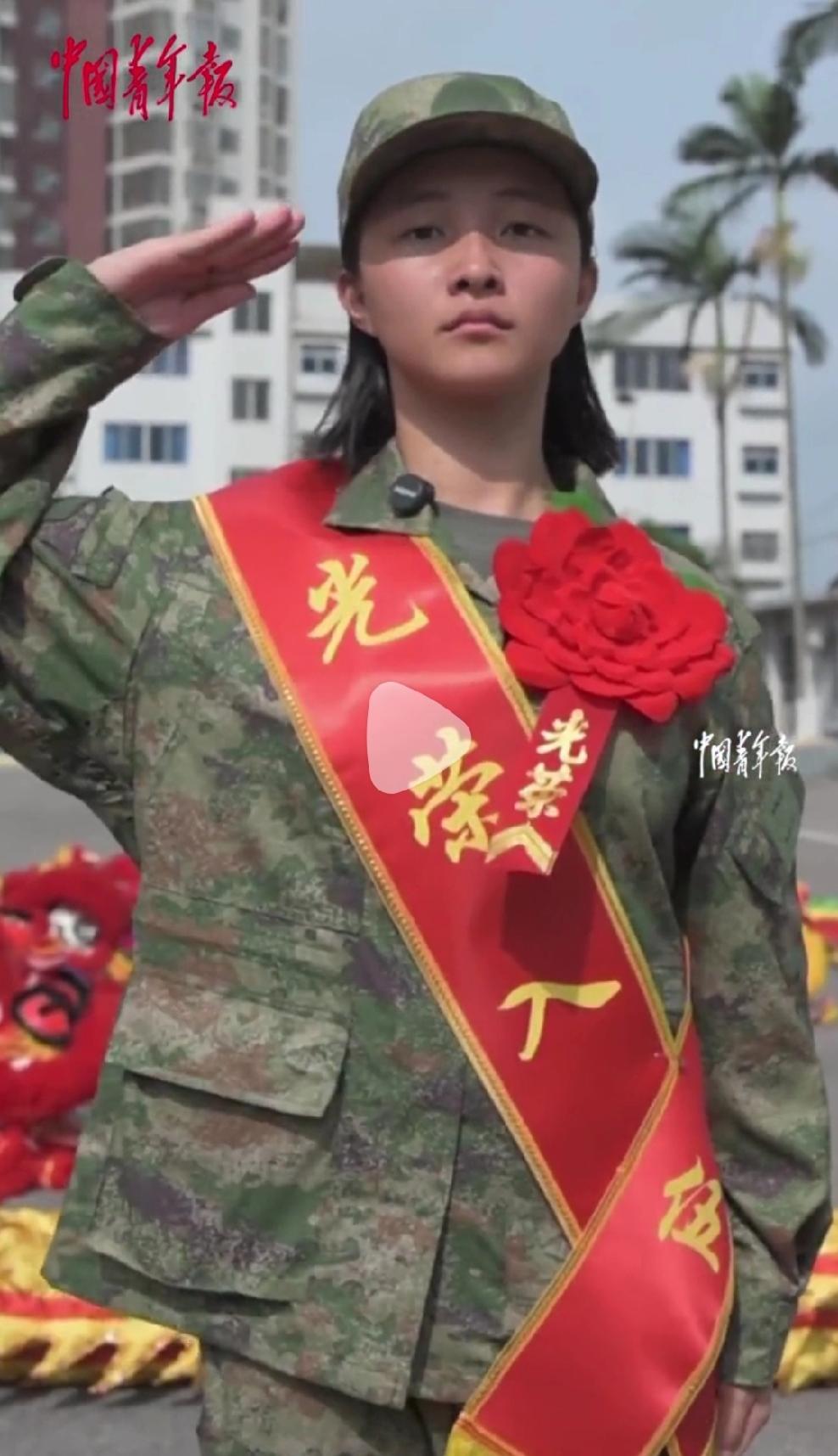 广西，19岁的女孩今年考上一本院校，坚定的选择了参军入伍，女孩的初中班主任也来了