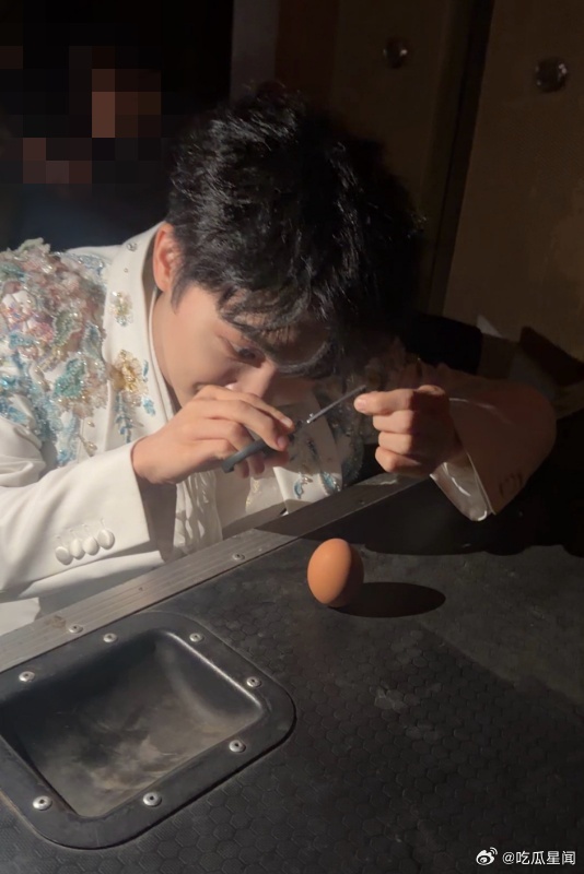 周深二月二自助理发周深亲手剃龙头 龙抬头遇春分，周深用亲手剃龙头 + 立蛋，开启