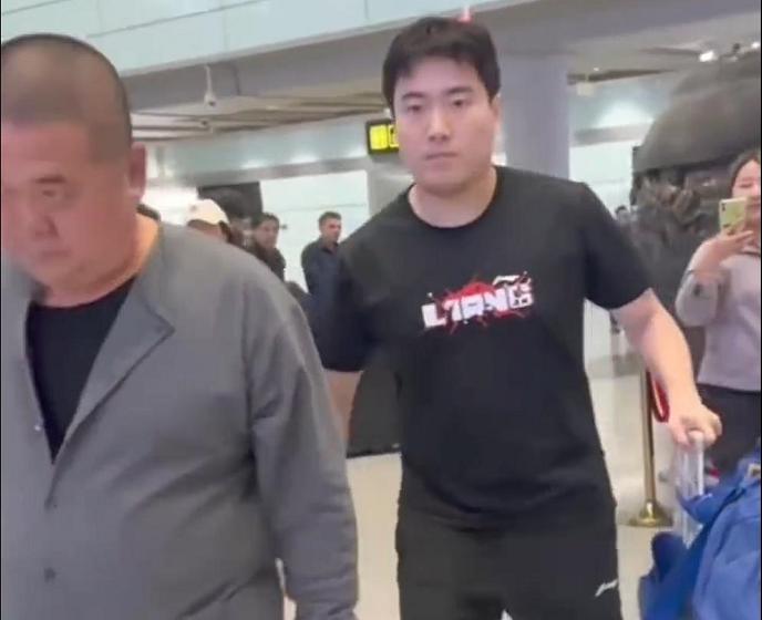 在网上看到一条消息，挺有意思。
梁靖崑随队打完亚锦赛后，就随队一起回国了。
梁靖