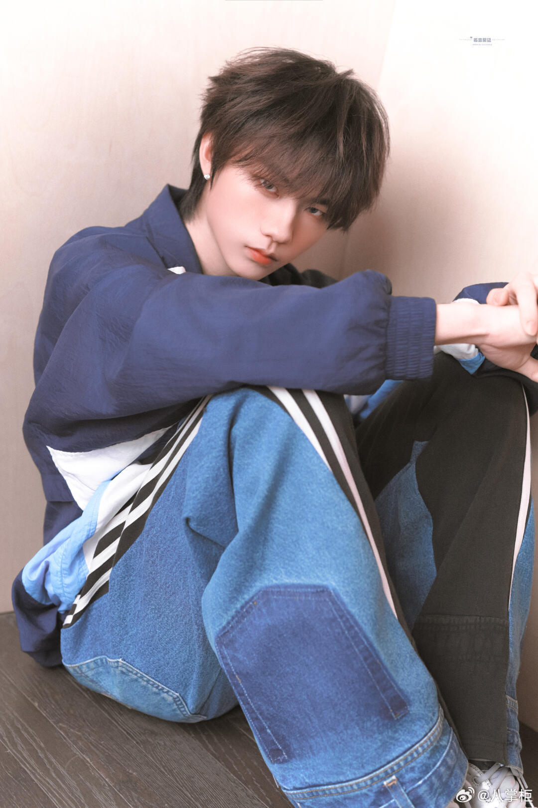 张子墨你根本没长大 张子墨小时候上课偷偷啃苹果，现在直播偷偷瞄手机，调皮本性一点