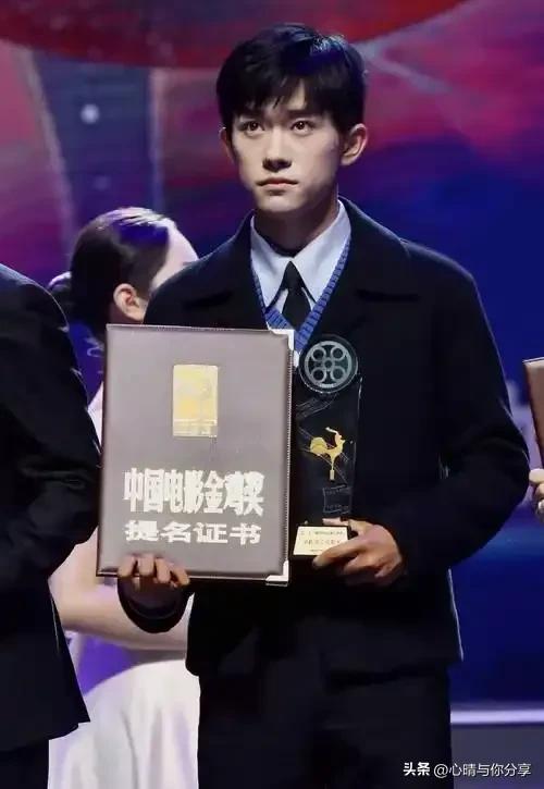 这下，
王俊凯和王源该睡不着了，
不是因为两人不能同台演出了，也不是因为他俩闹矛