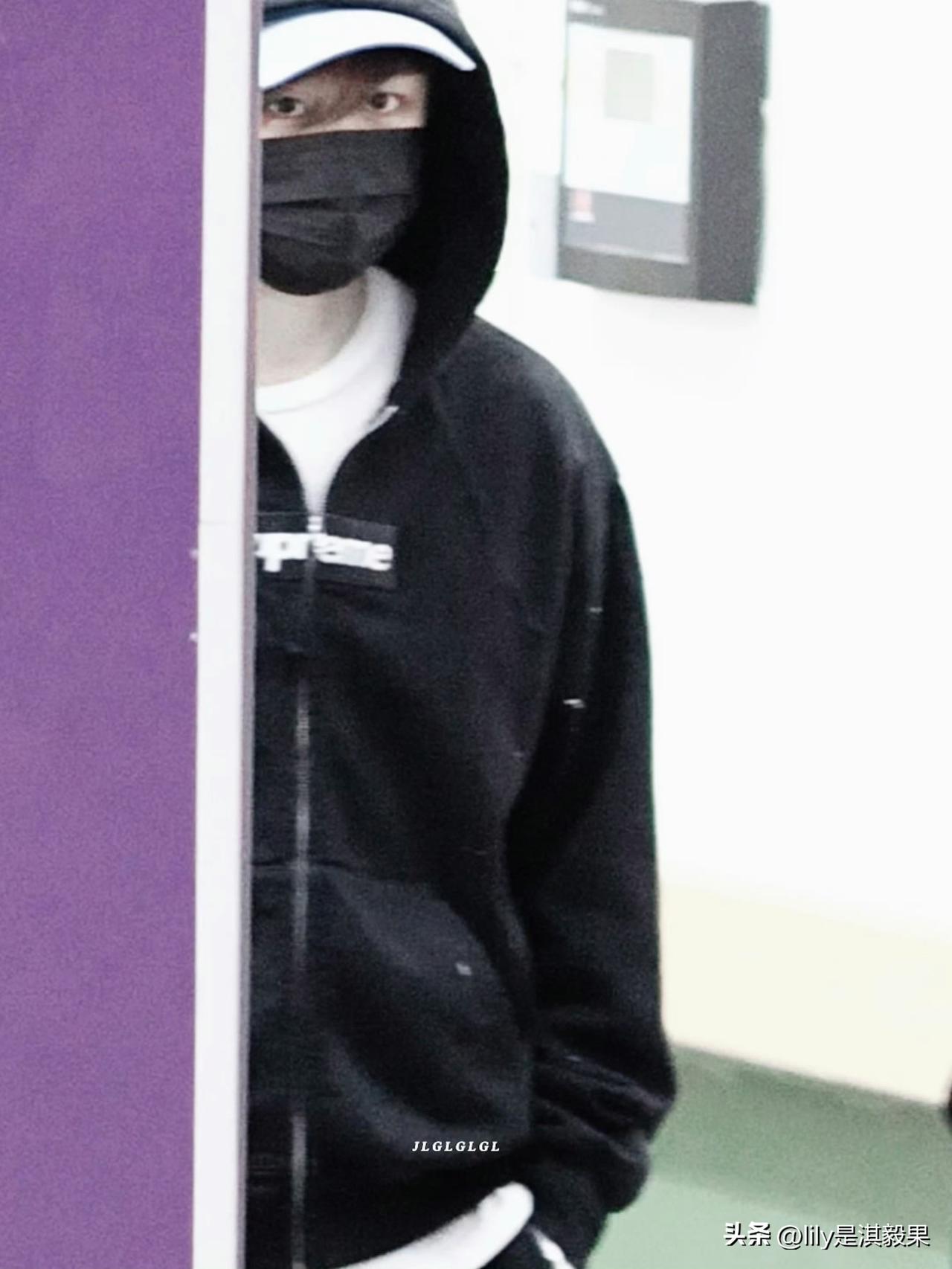 看到成毅今天的路透，上海今天17℃，气温稍微有点凉，但是成毅又穿上了短裤，他真的