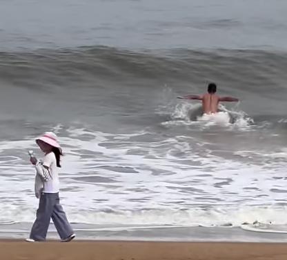 。海浪卷走游客！男子不顾风浪跳海救人，凡人善举温暖海滩
 
夏日海边风浪渐大，一